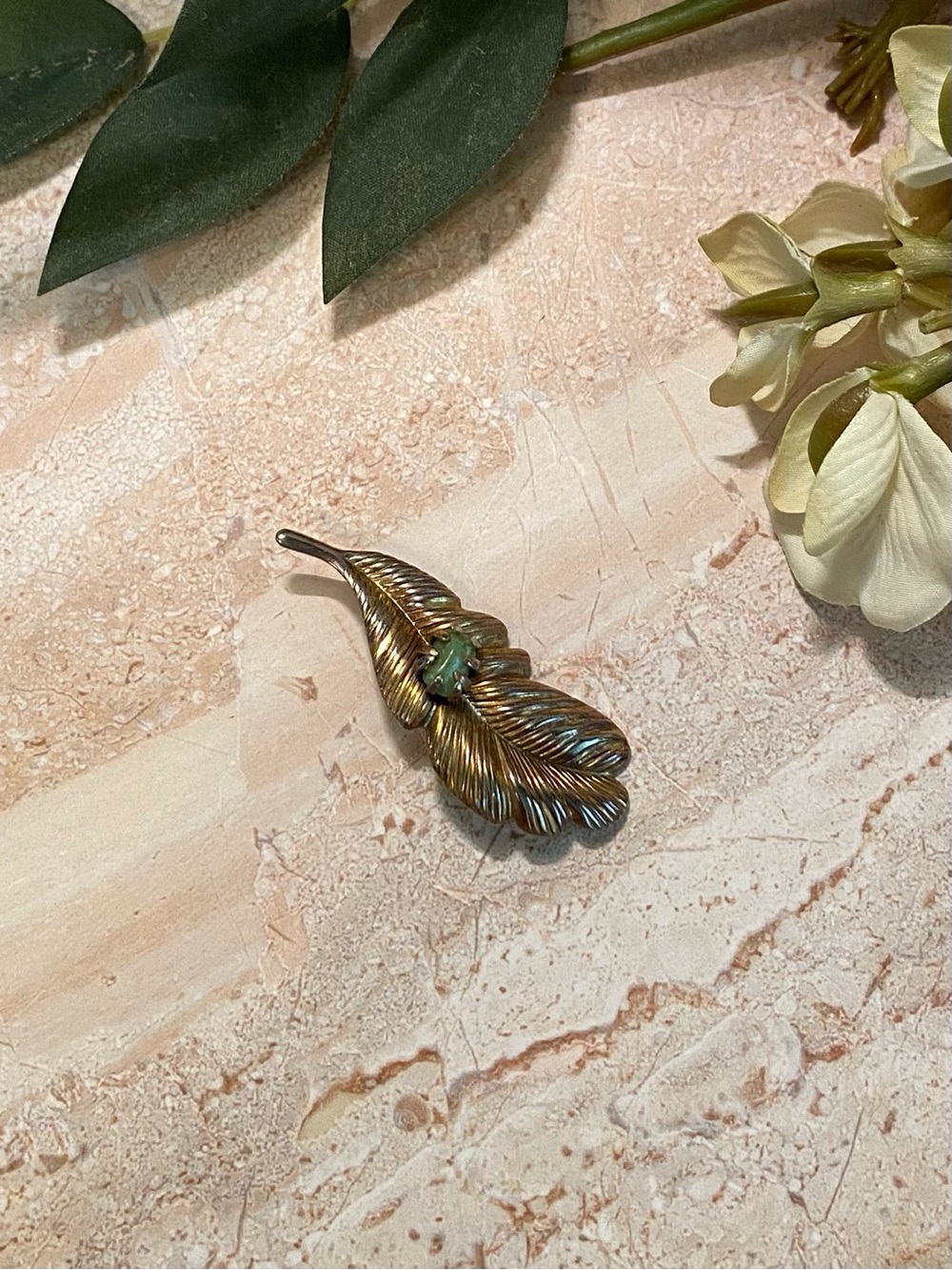 1950s/1960s Gold-Tone Feather or Leaf Brooch With Prong Set Nephrite Jade Stone - Picture 2 of 7